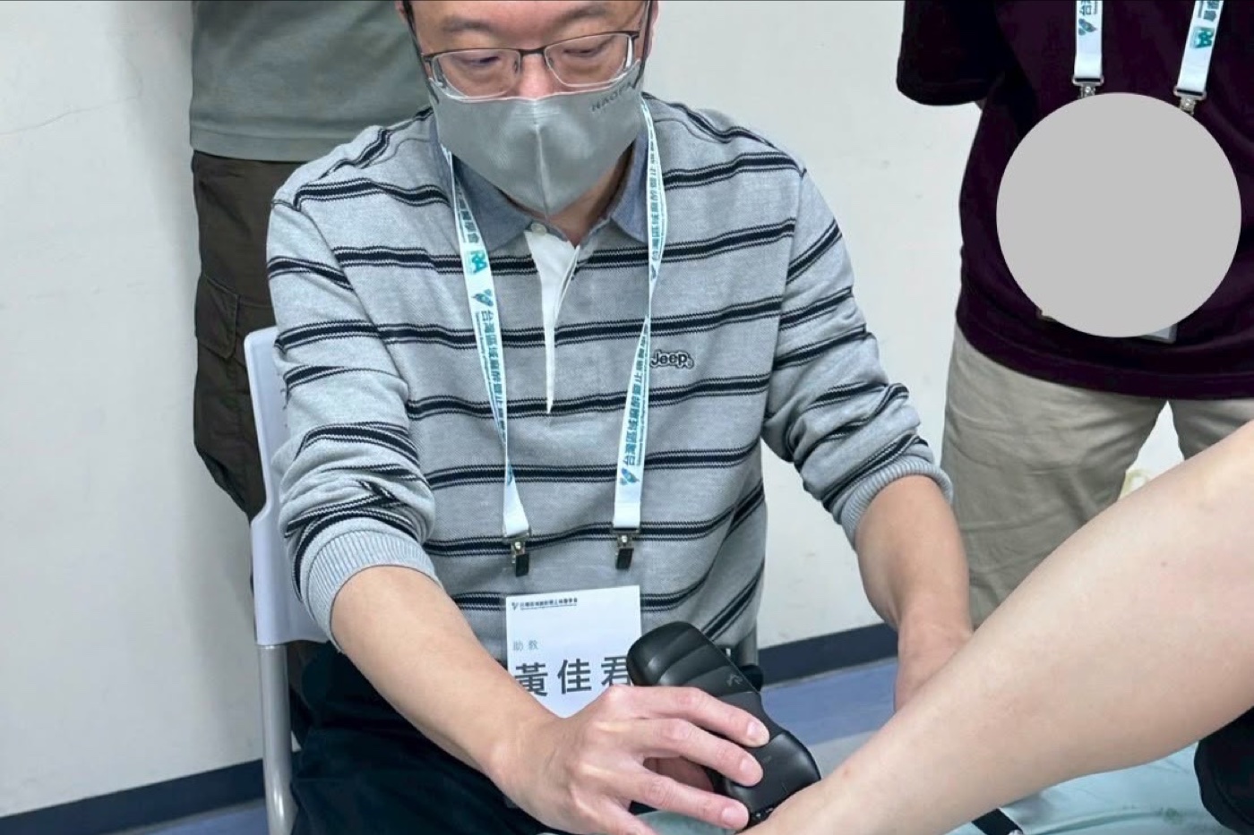 黃佳君醫師在台灣區域麻醉暨止痛醫學會的真實病人工作坊中，手持超音波探頭示範檢查